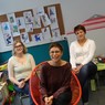 Au premier plan, Delphine Beauvais, directrice et, en arrière plan, les deux professionnelles qui accueillent les femmes victimes.