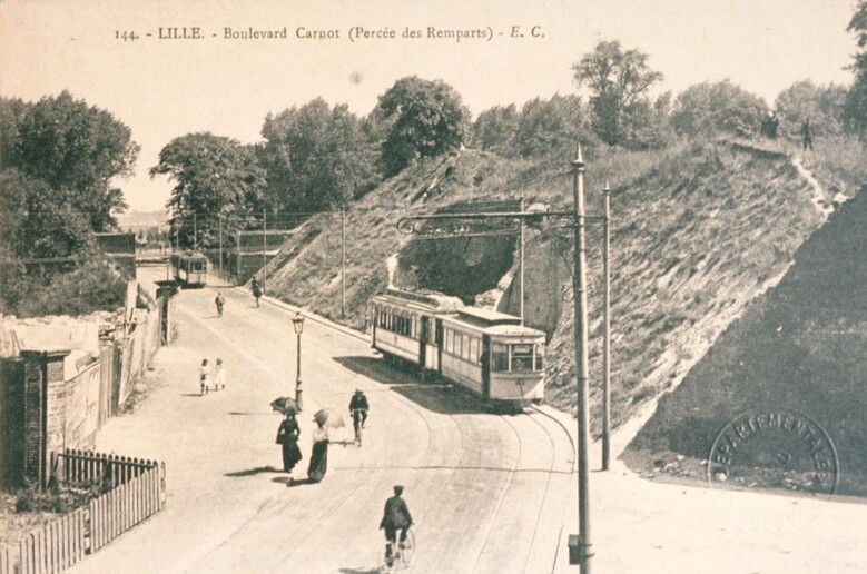 Tramway Boulevard Carnot à Lille (archive) - Repro : Daniel Rapaich / DICOM-Ville de Lille