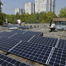 Panneaux photovoltaïques sur la toiture d'un immeuble