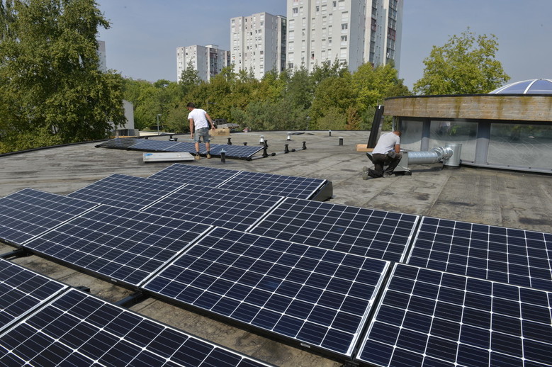 Panneaux photovoltaïques sur la toiture d'un immeuble