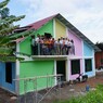 Projet « La Goutte d’eau Vietnam » une maison coloré avec un groupe de jeunes sur le balcon 