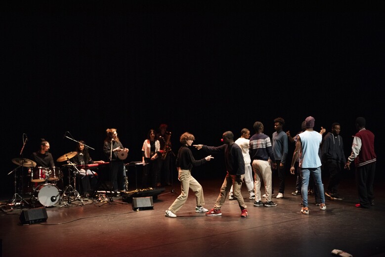 Restitution du spectacle vivre est une victoire conçu par des jeunes exilés et des élèves du conservatoire de lille dans le cadre du festival des solidarités internationales