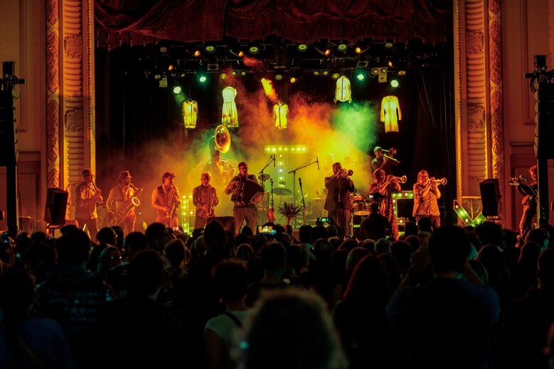 Bal Balkans à la Salle des Fêtes de Fives durant le FSI 2024